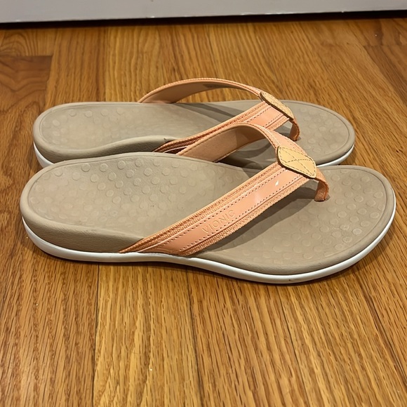 Vionic Tide Flip Flops - Picture 2 of 4
